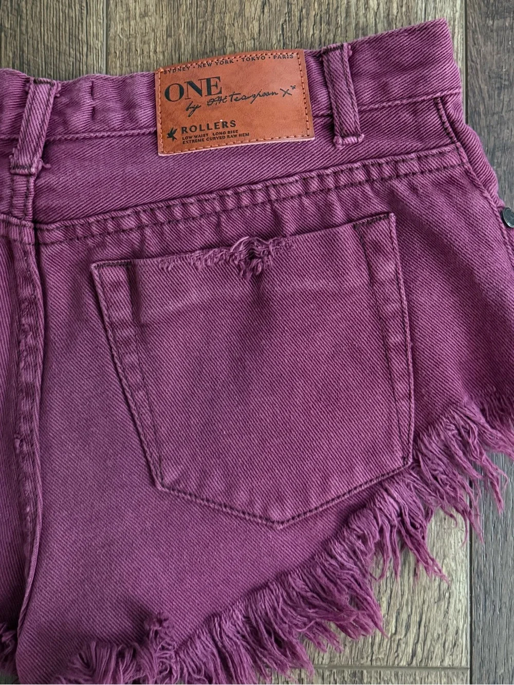 One Teaspoon - Rollers Low Waist Long Rise Curved Raw Hem Shorts - Burgundy